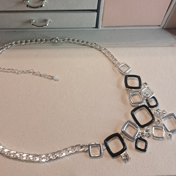 Black And Silver Tone Rhinestone Bib Statement Costume Jewelry Necklace 18"L - Picture 5 of 5